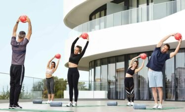 Outdoor yoga session with group stretching at Wellness Privé.