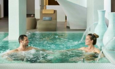Couples enjoying hydrotherapy pool at longevity hotel Algarve