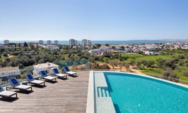 Rooftop swimming pool with Alvor bay view in Algarve