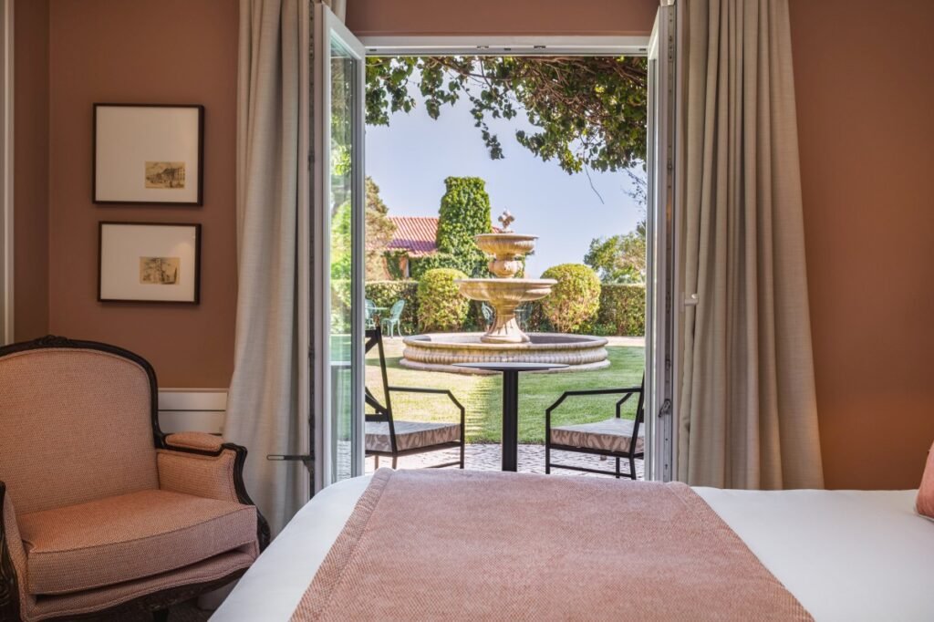 Luxury massage room with spa bed Wellness Privé Portugal.