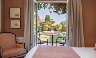 Luxury massage room with spa bed Wellness Privé Portugal.