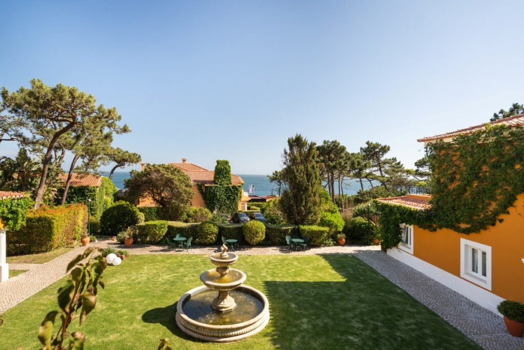 Landscaped garden with fountain at Wellness Privé Portugal.