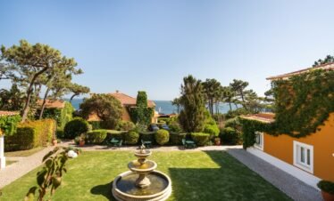 Landscaped garden with fountain at Wellness Privé Portugal.