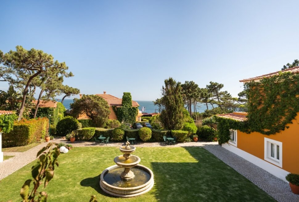 Landscaped garden with fountain at Wellness Privé Portugal.